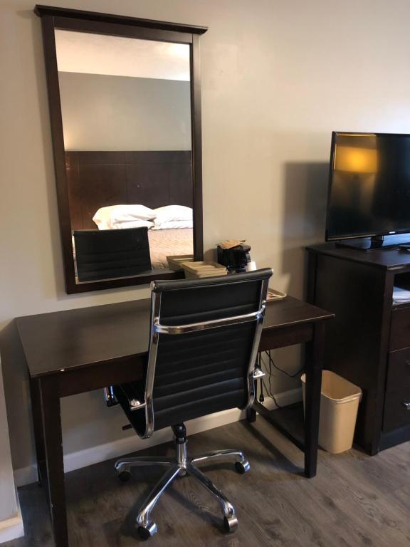 Deerfield Inn and Suites - Fairview - King Room