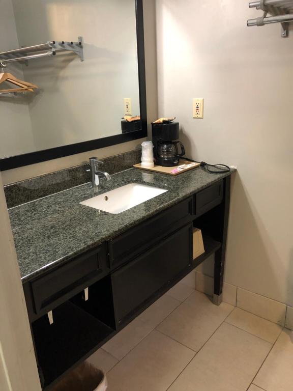 Deerfield Inn and Suites - Fairview - Standard Double Room With Two Double Beds