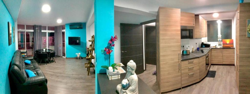 ネルハにあるCasa Azulのリビングルームとキッチンの写真2枚