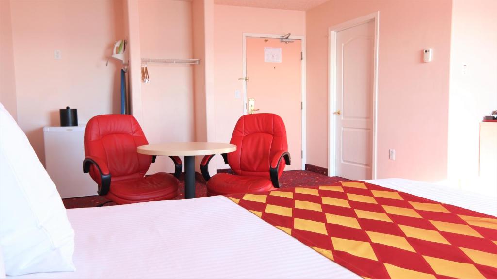 Postel nebo postele na pokoji v ubytování Crystal Star Inn Edmonton Airport with free shuttle to and from Airport