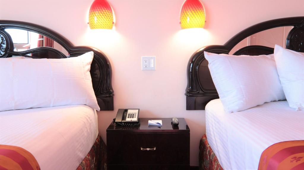 Postel nebo postele na pokoji v ubytování Crystal Star Inn Edmonton Airport with free shuttle to and from Airport