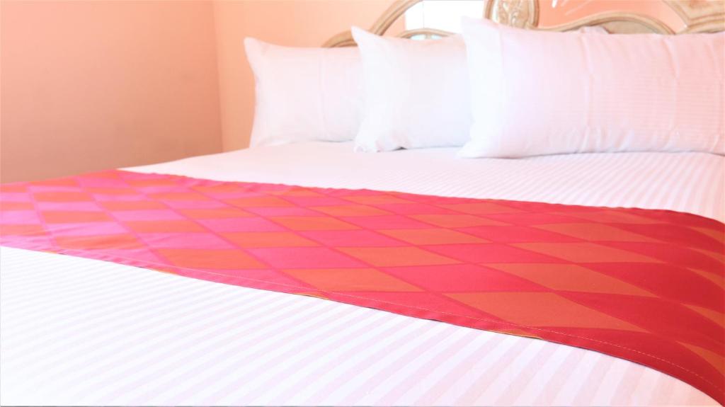 Postel nebo postele na pokoji v ubytování Crystal Star Inn Edmonton Airport with free shuttle to and from Airport