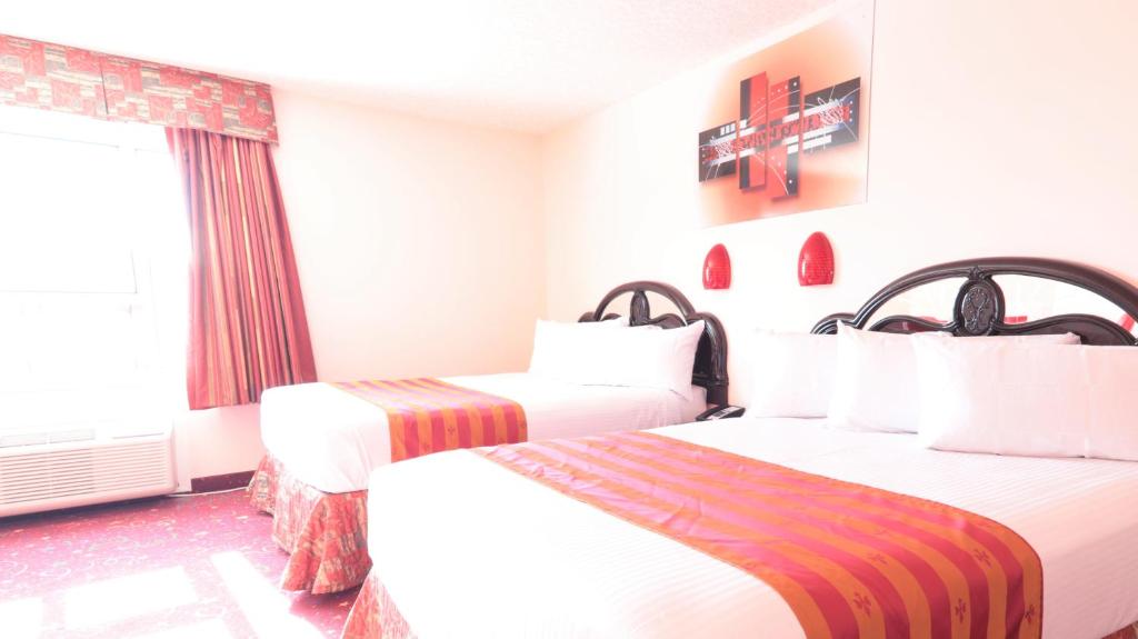 Postel nebo postele na pokoji v ubytování Crystal Star Inn Edmonton Airport with free shuttle to and from Airport
