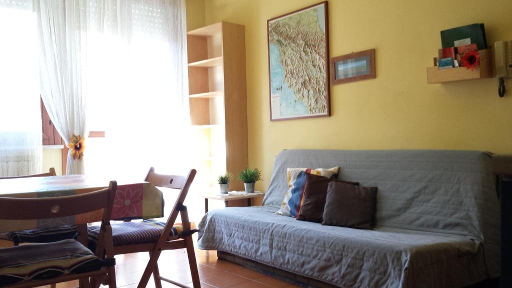 - un salon avec un lit, une table et une fenêtre dans l'établissement WelcHome - Cisanello, à Pise