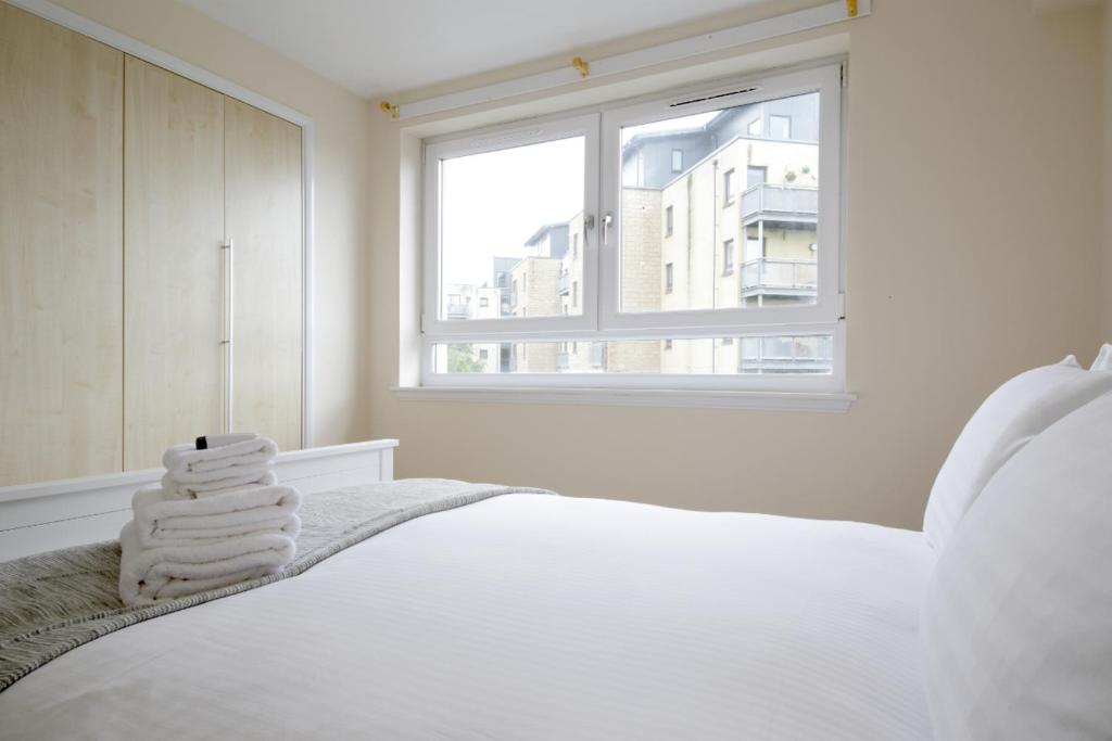 Hawkhill 9 - Contemporary Edinburgh apartment and secure parking
