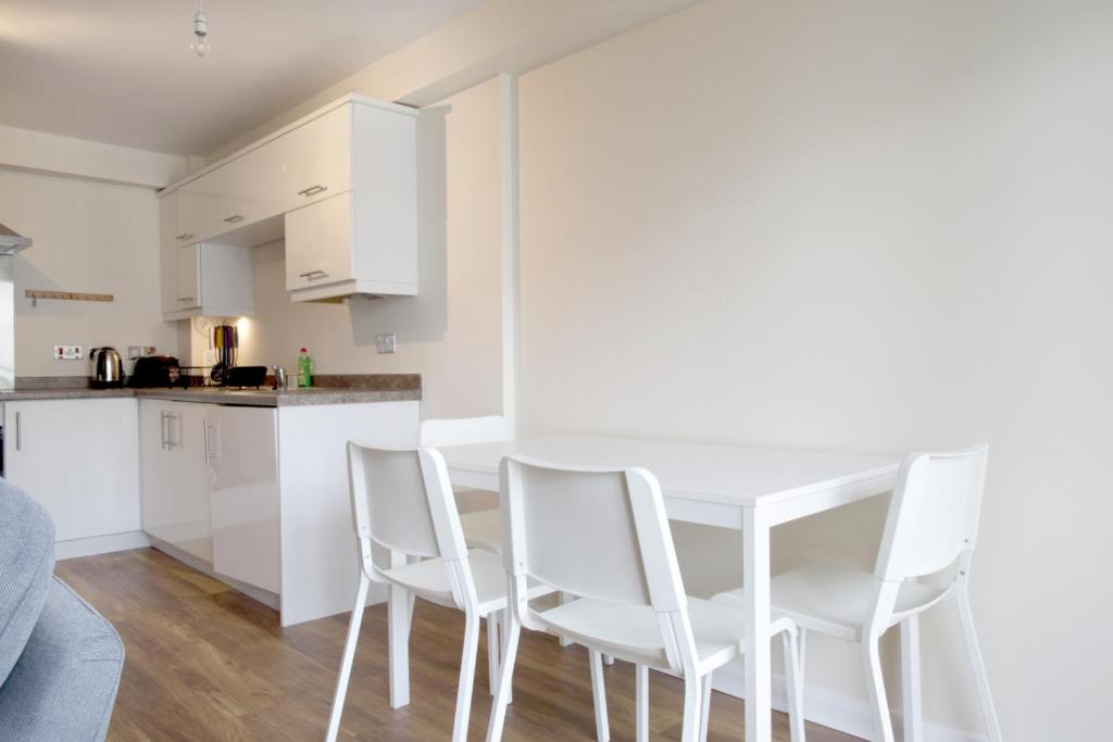 Hawkhill 9 - Contemporary Edinburgh apartment and secure parking