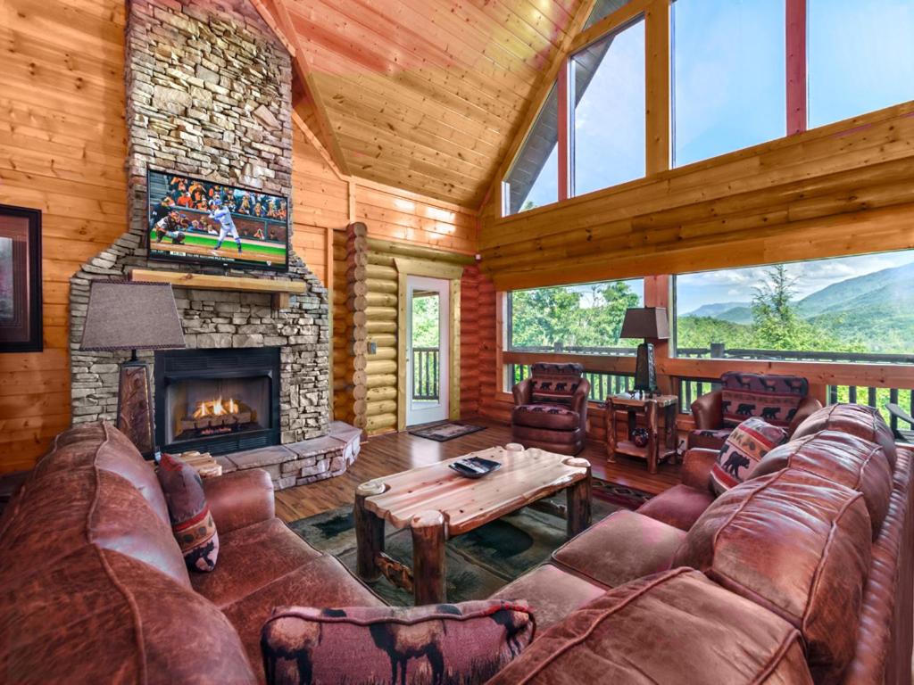 een woonkamer met een bank en een open haard bij Dreamscapes in Gatlinburg