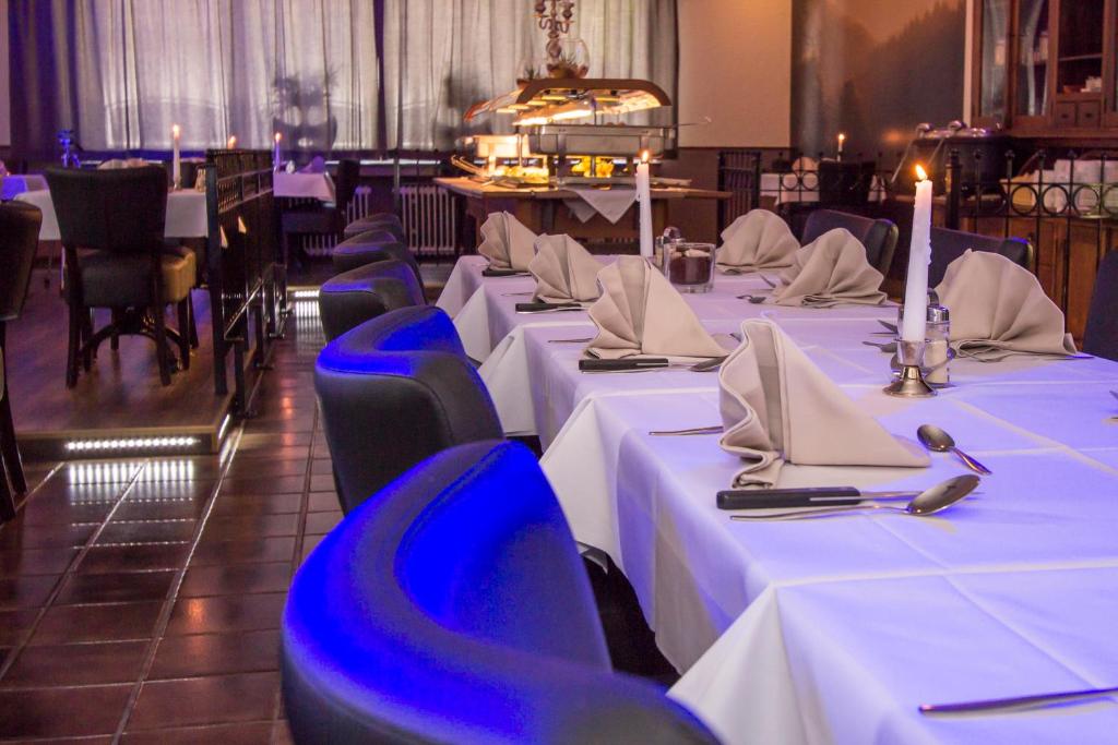 Ein Restaurant oder anderes Speiselokal in der Unterkunft Hotel De Lange Man Monschau Eifel 