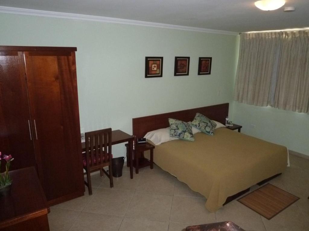 Postel nebo postele na pokoji v ubytování Allamanda Hotel