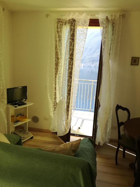 TV a/nebo společenská místnost v ubytování Balcone dei Limoni