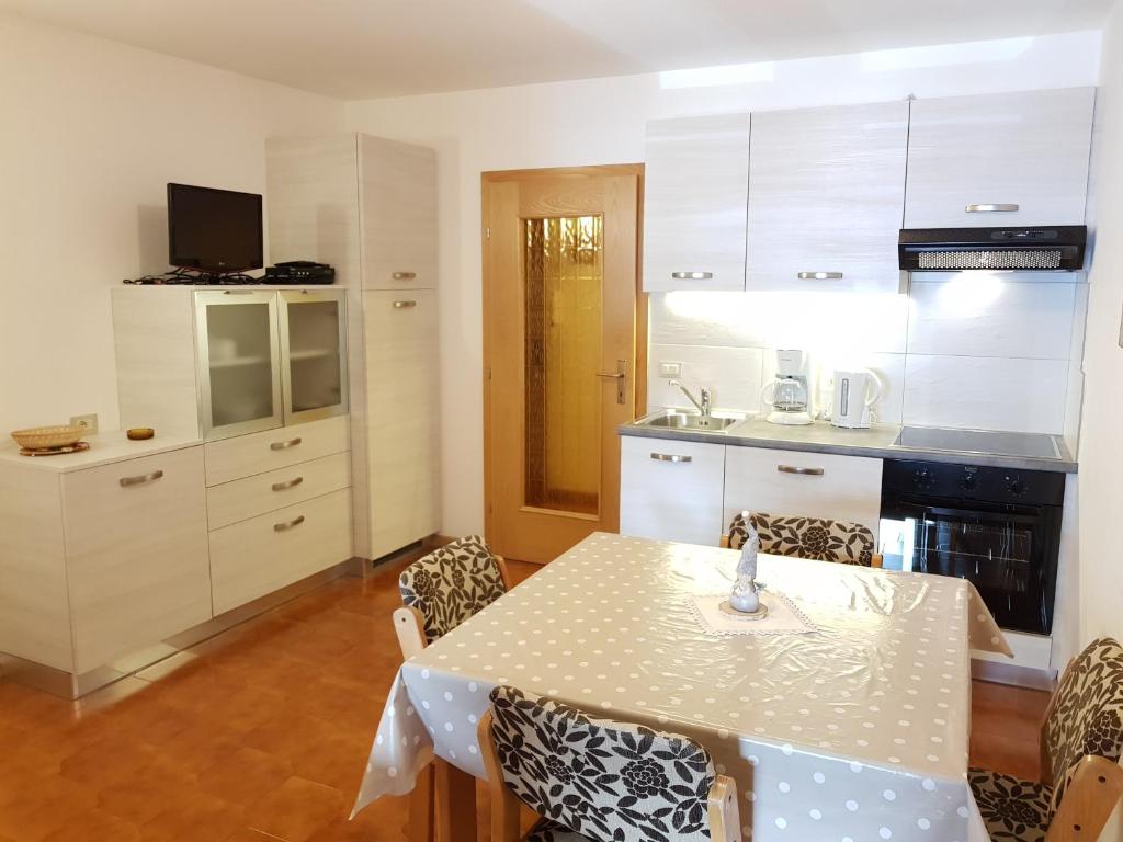Kuchyň nebo kuchyňský kout v ubytování Residence La Zondra