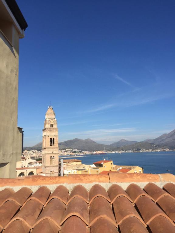 una vista desde el techo de un edificio en Casa Levante en Gaeta