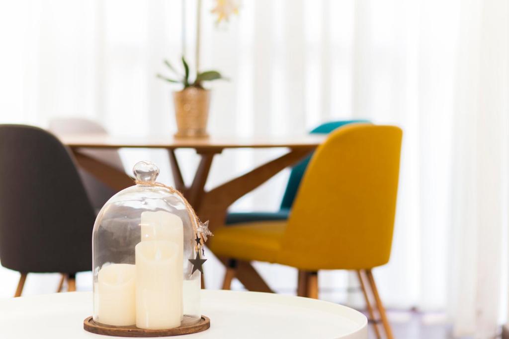 una mesa con un frasco de cristal lleno de velas en Precioso Apartamento Cerca de Plaza España, en Valencia