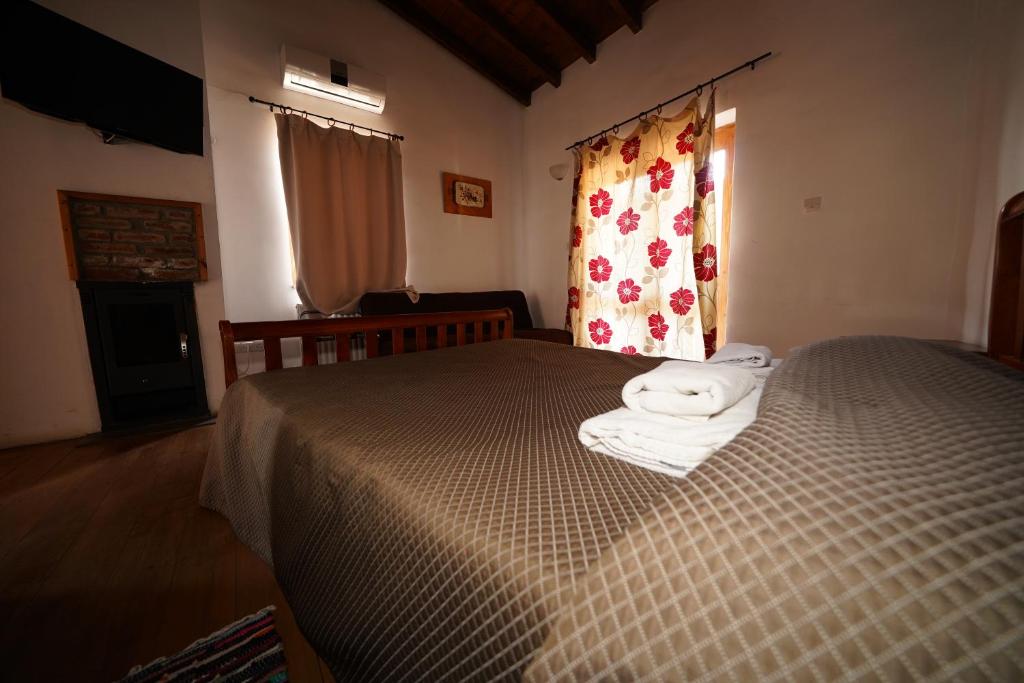 Postel nebo postele na pokoji v ubytování Linos Inn