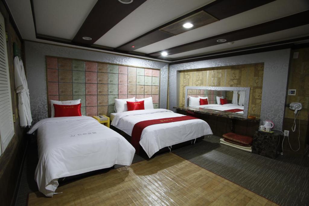 Postel nebo postele na pokoji v ubytování Jeonju Hotel