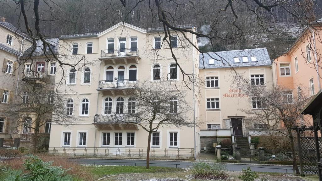 een wit gebouw met balkons aan de straatkant bij Haus Moritzburg in Bad Schandau