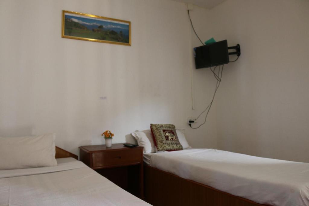 Llit o llits en una habitació de Gurkha Lodge