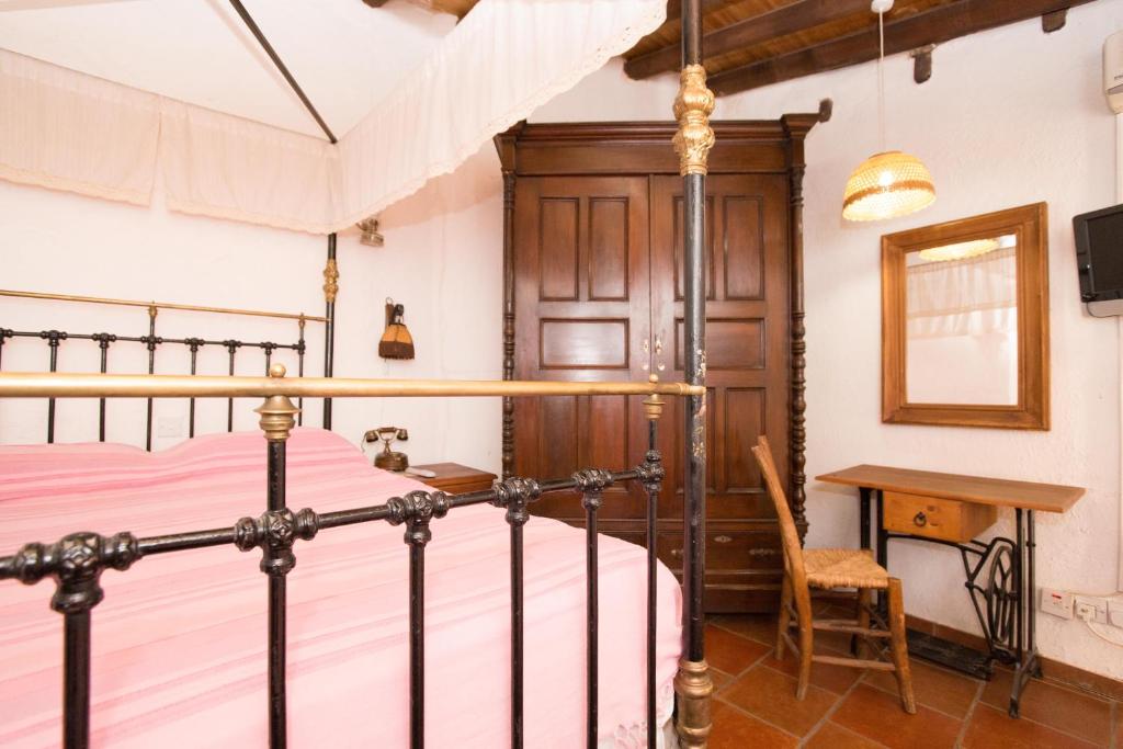 Postel nebo postele na pokoji v ubytování Linos Inn