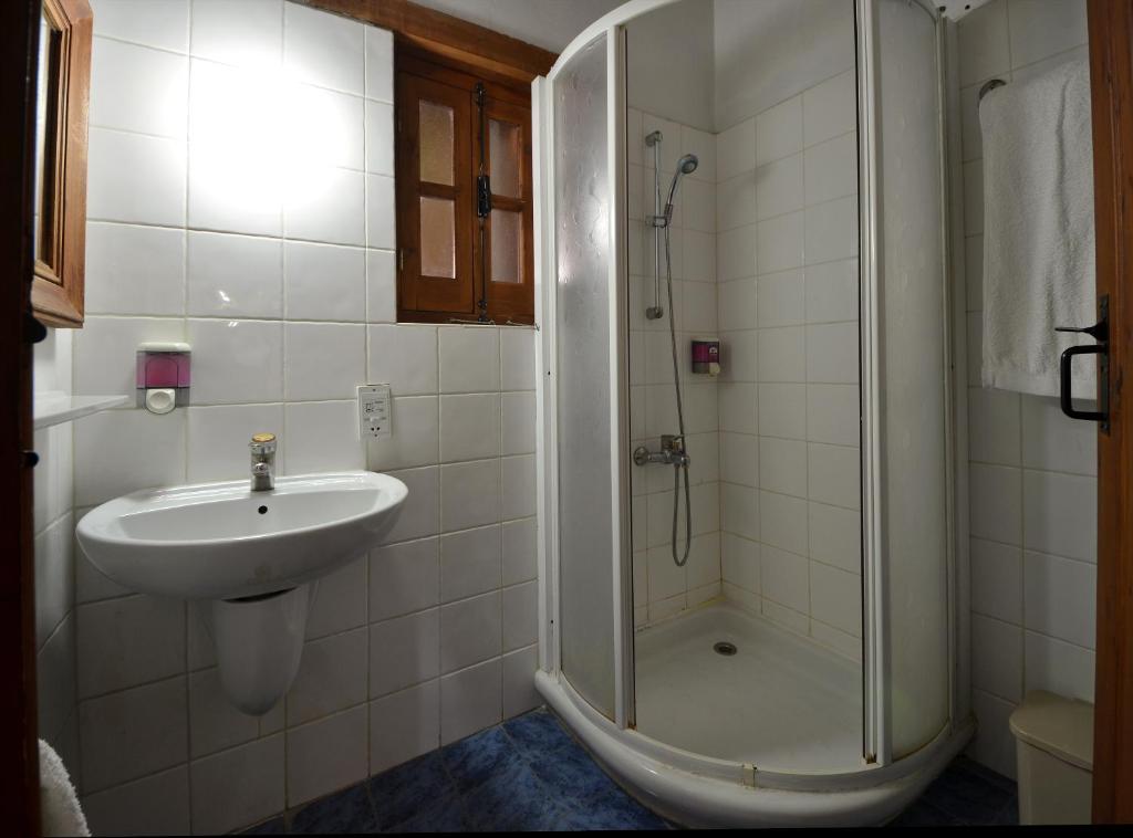 Koupelna v ubytování Linos Inn