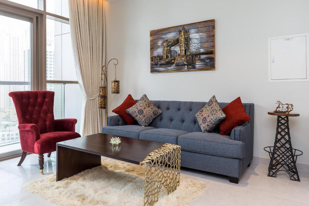 
A seating area at 1 Bedroom Apartment in Dubai Marina by Deluxe Holiday Homes
