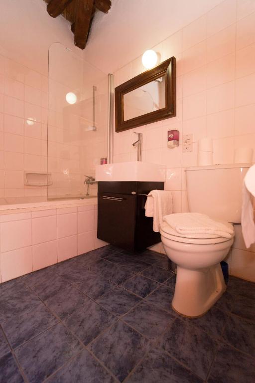 Koupelna v ubytování Linos Inn