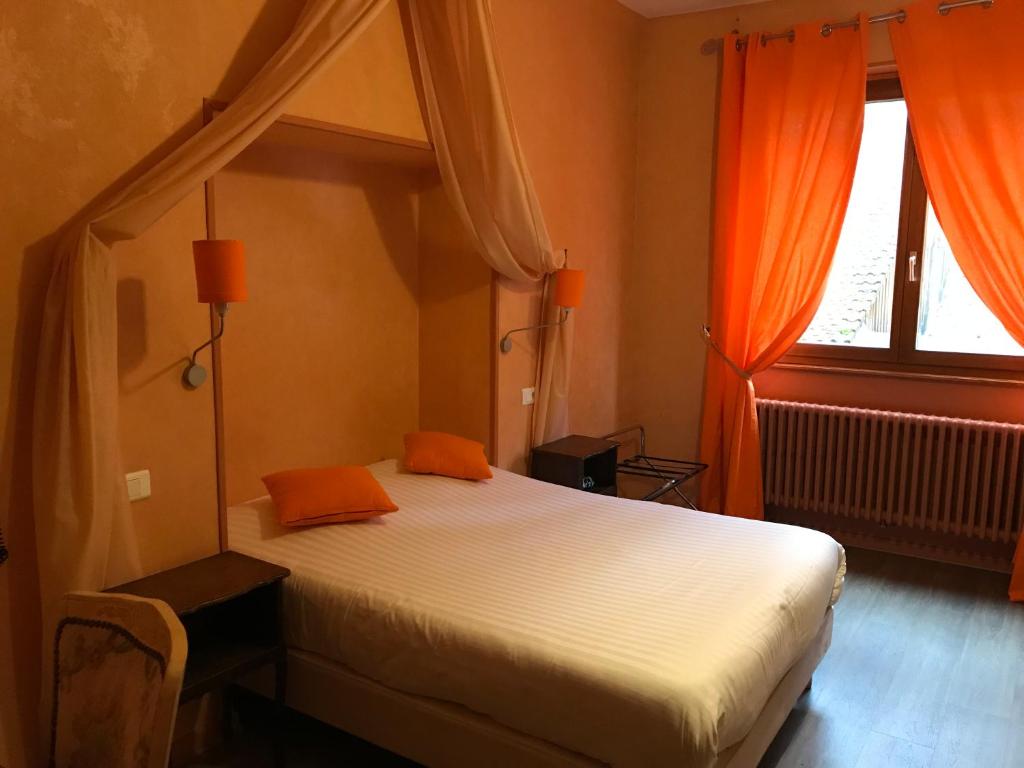 Postel nebo postele na pokoji v ubytování Hotel Restaurant Perle Des Vosges