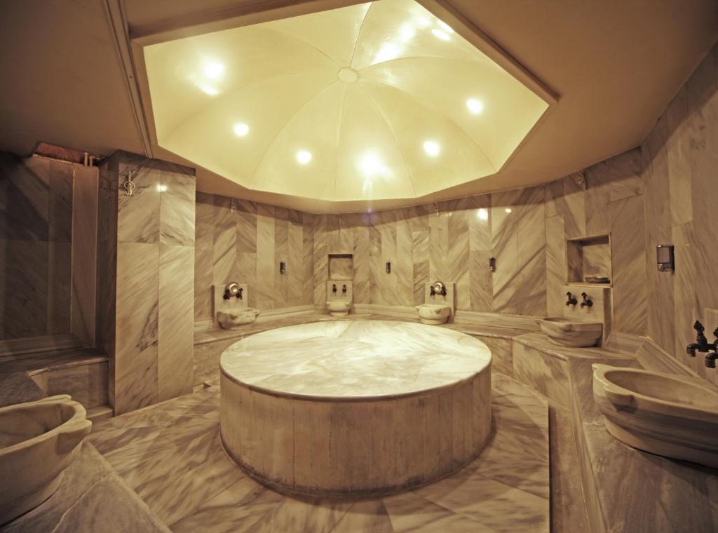 - une grande salle de bains avec baignoire au milieu dans l'établissement The Parma Hotel Downtown, à Istanbul