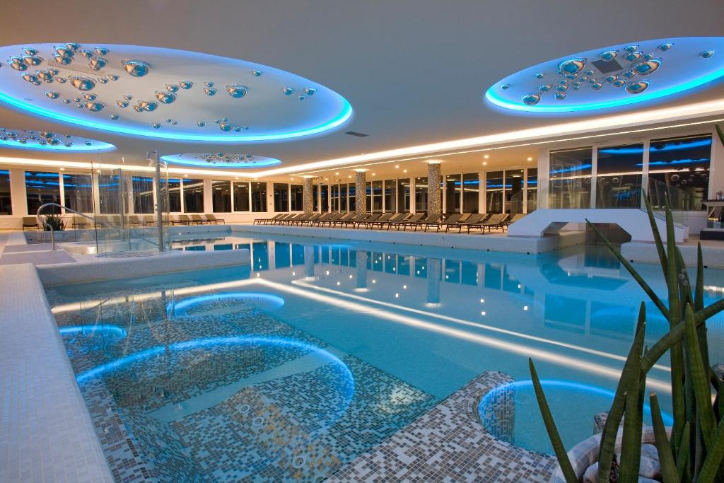 Bazén v ubytování Hotel Terme Venezia nebo v jeho okolí