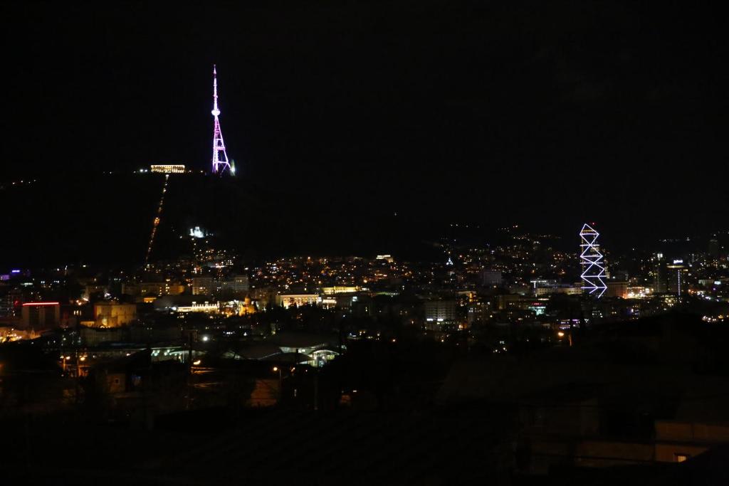 Nespecifikovaný výhled na destinaci Tbilisi nebo výhled na město při pohledu z penzionu