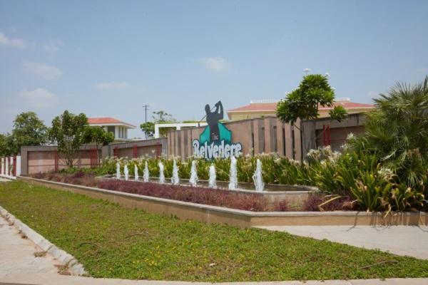 un edificio con una fuente de agua frente a él en Belvedere Golf & Country Club en Adalaj