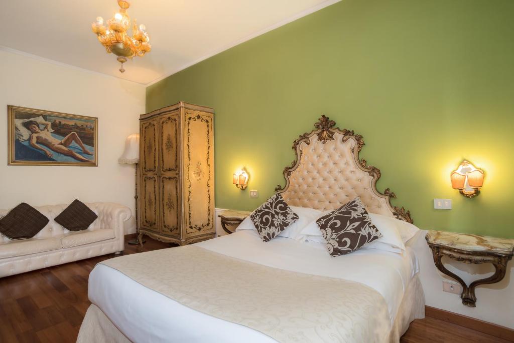 ローマにあるSotto La Cupolaの緑の壁のベッドルーム1室(大きな白いベッド1台付)