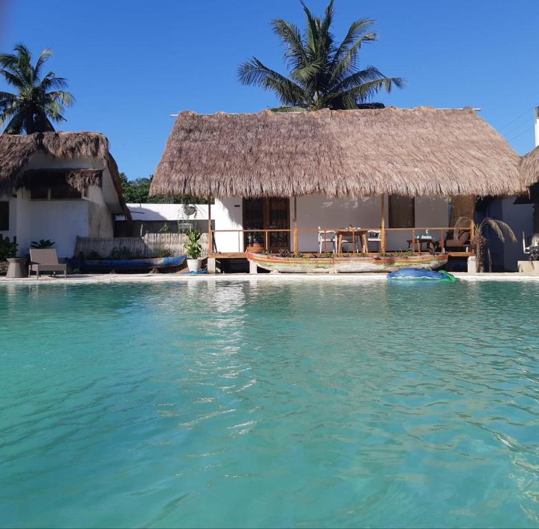 Bazén v ubytování Rua Beach Resort Sumba nebo v jeho okolí