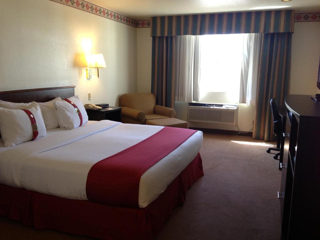 Postel nebo postele na pokoji v ubytování Ramada by Wyndham Williams/Grand Canyon Area