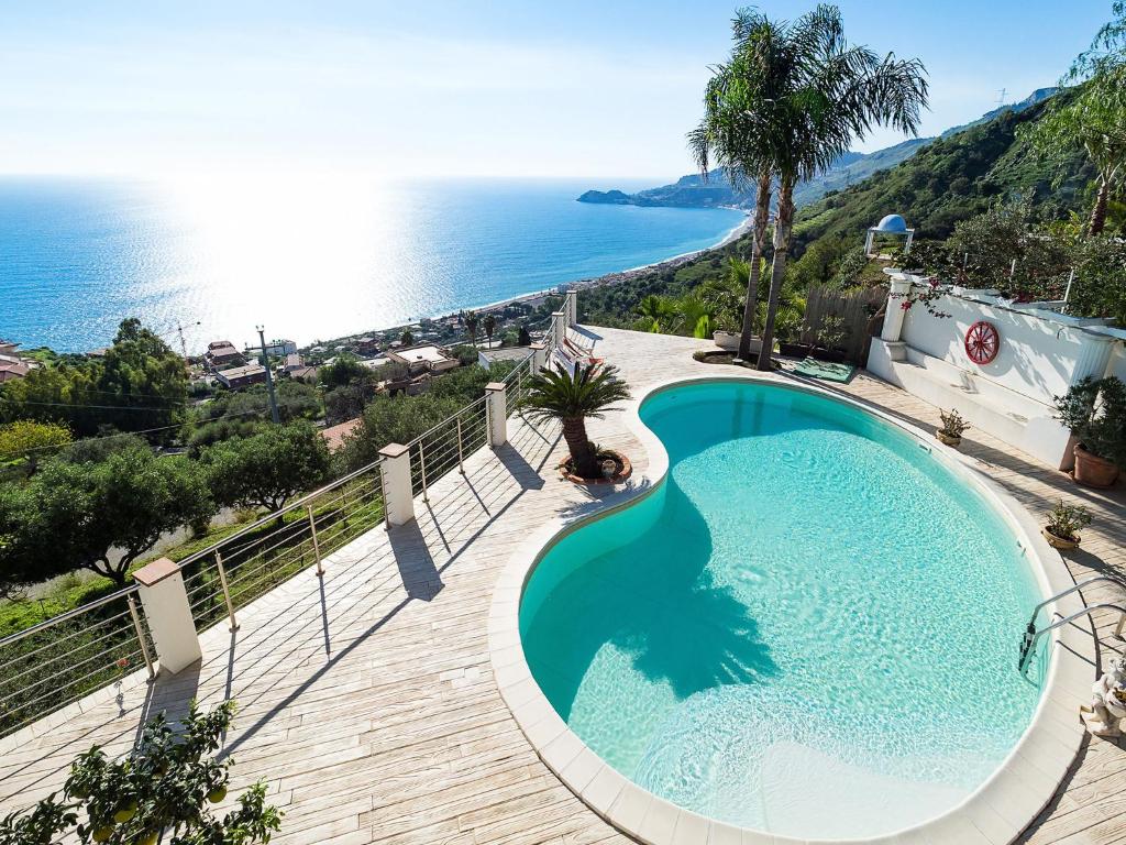 - une piscine avec vue sur l'océan dans l'établissement Belvilla by OYO Villa with panoramic sea view pool, à Letojanni