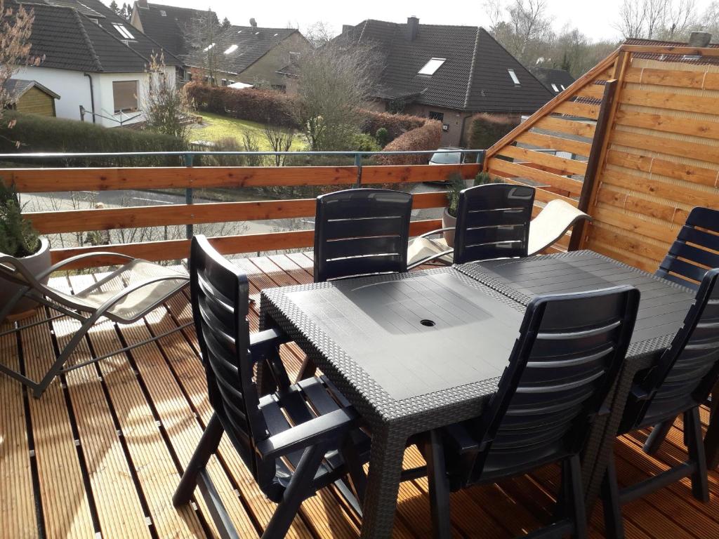 a table and chairs sitting on a deck at Familienfreundliche Wohnung in Schortens