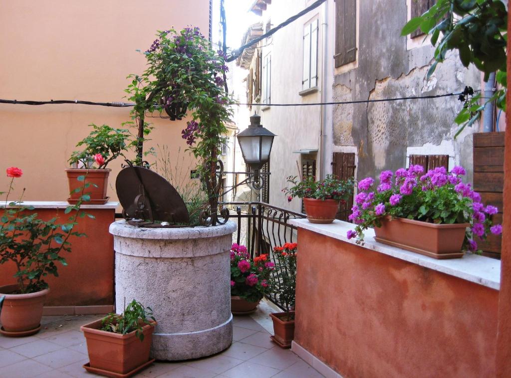 a courtyard with potted plants and a fountain at Apartment below the stars in Rovinj