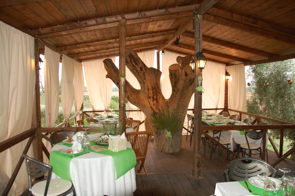 Reštaurácia alebo iné gastronomické zariadenie v ubytovaní Agriturismo San Giacomo
