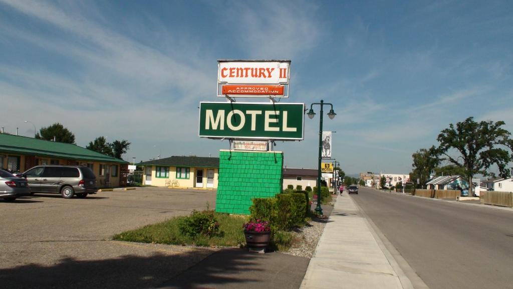 un cartel de motel al lado de una calle en Century II Motel en Fort Macleod