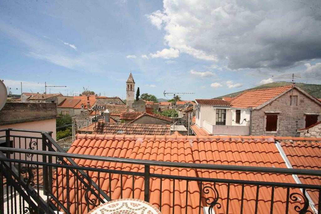 Nespecifikovaný výhled na destinaci Trogir nebo výhled na město při pohledu z penzionu