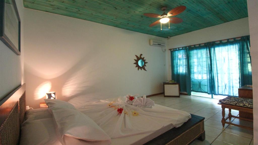 Postel nebo postele na pokoji v ubytování Takamaka Green Village