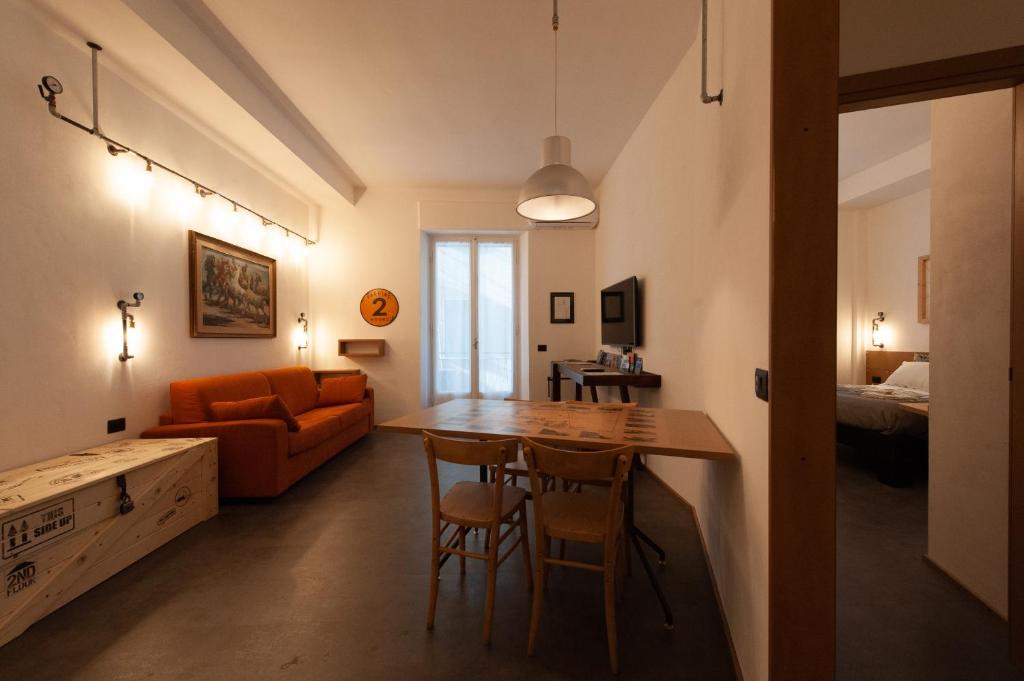 un soggiorno con tavolo e divano di 2nd Floor - 5 Terre a La Spezia