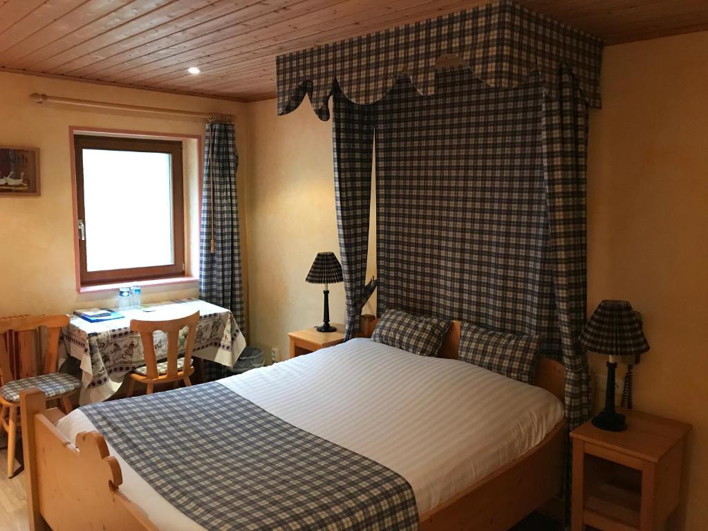 Postel nebo postele na pokoji v ubytování Hotel Restaurant Perle Des Vosges