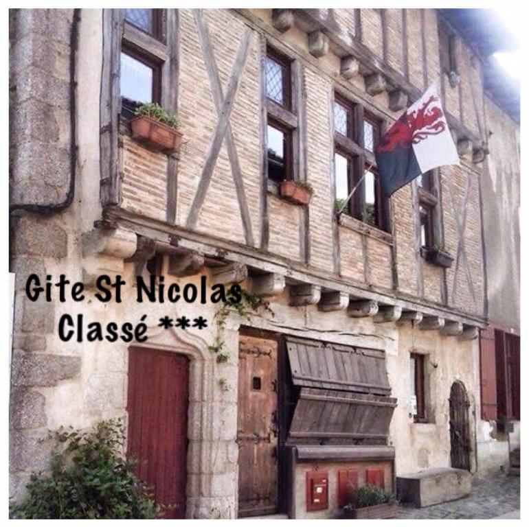 帕爾特奈的住宿－Gite Saint-Nicolas，一面有旗帜的建筑