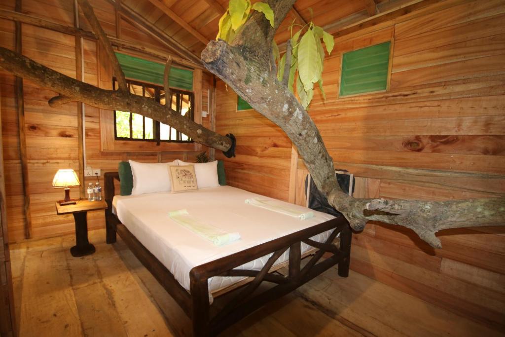 sypialnia w domku na drzewie z łóżkiem w obiekcie Green Park Safari House w mieście Udawalawe