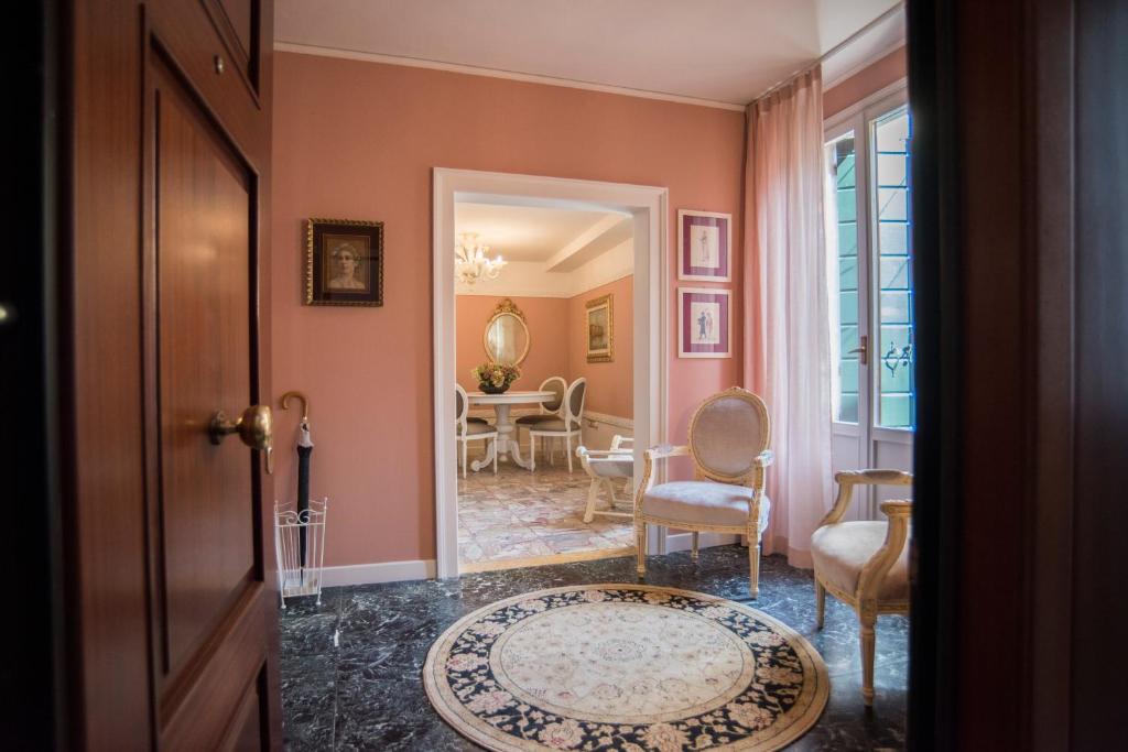 einen Flur mit einem Zimmer mit Tisch und Stühlen in der Unterkunft Venezia Ca' Drì Apartment in Venedig