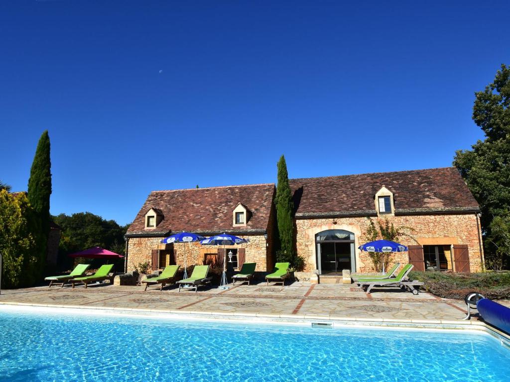 Villefranche-du-PérigordにあるBeautiful holiday home with heated poolの建物前のスイミングプール付き住宅