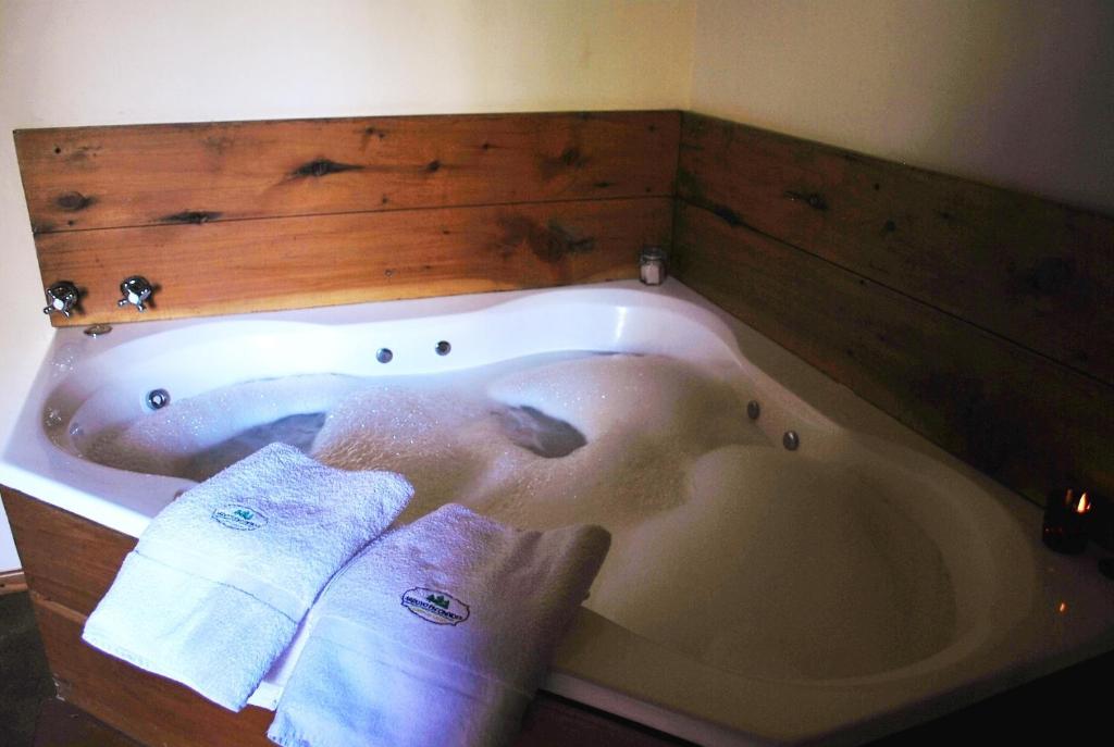 y baño con bañera y 2 toallas. en Arroyo Escondido en Trevelín