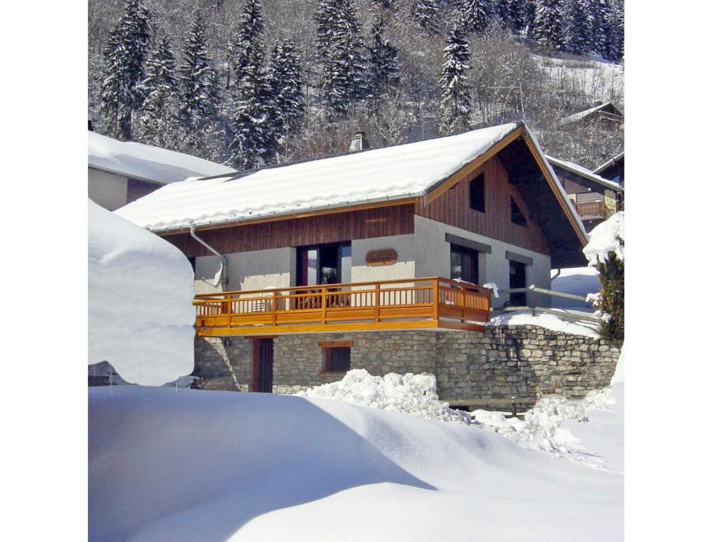 Le VillardにあるChalet in Paradiski ski areaの雪に覆われた家(バルコニー付)