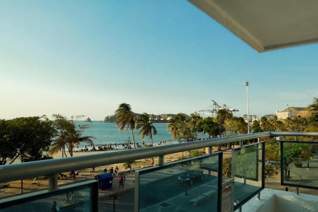 - une vue sur la plage bordée de palmiers et l'océan dans l'établissement Hotel Sol Inn Santa Marta, à Santa Marta