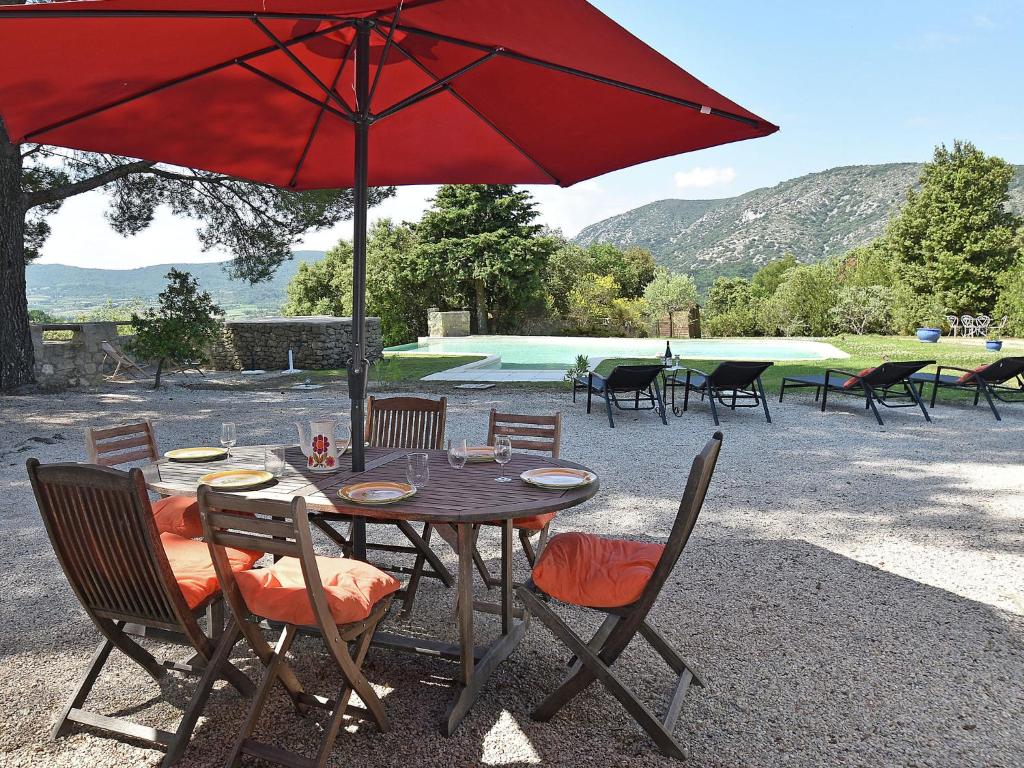 Restoran või mõni muu söögikoht majutusasutuses Private infinity pool, beautiful view of Mont Ventoux, a dream spot!